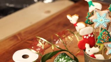 Noel gingerbread çerezleri sopa üzerinde. Kurdele ile süslenmiş.