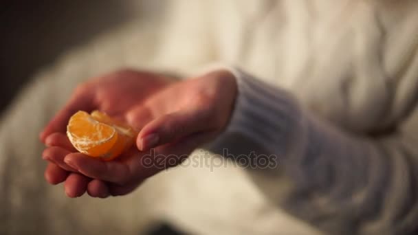 Purified Mandarin at the hands of the girls. — Stock Video