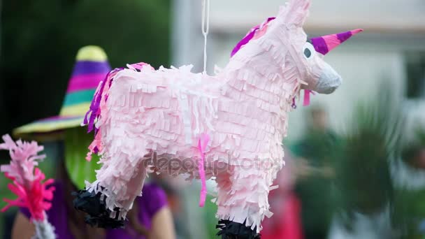 Een piñata in de vorm van paarden opknoping op het touw. — Stockvideo