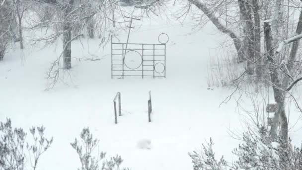 Schöner Schneefall auf dem Hintergrund des kaputten und nicht gepflegten Hofes. — Stockvideo