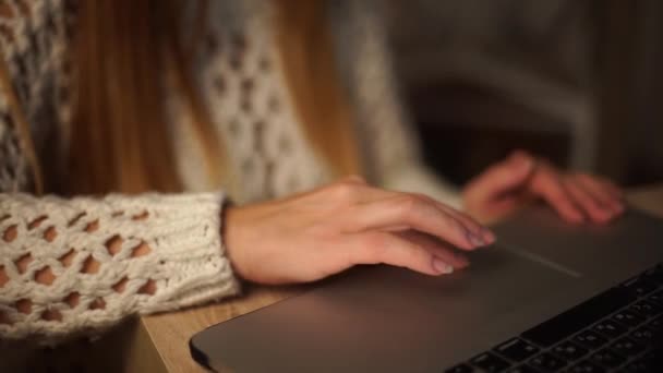 Close Up of Fingers em um touchpad, luz do estúdio . — Vídeo de Stock