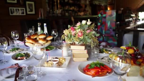 Decoração de mesa de casamento e comida — Vídeo de Stock