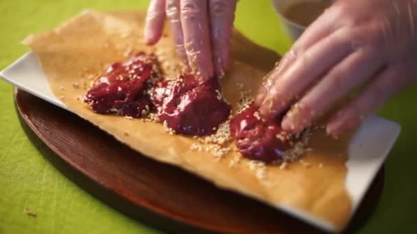 Csirkemáj egy gyönyörű tányéron terjed, és összeomlik a szezámmag. — Stock videók