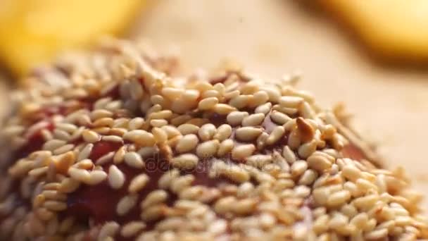 Fegato di pollo cosparso di semi di sesamo, macro . — Video Stock