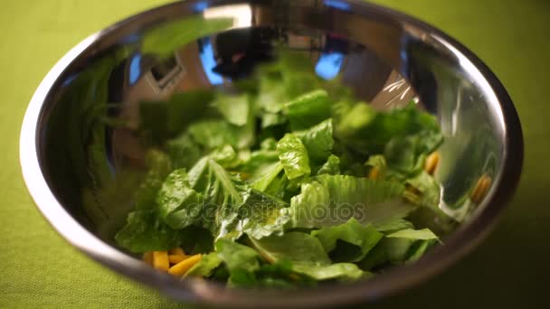 Ensalada de aderezo de lechuga romana, aceite de oliva y salsa de soja . — Vídeos de Stock