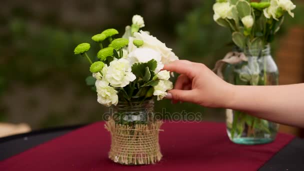 Florista en el trabajo: mujer haciendo ramo moderno de moda de rosa blanca . — Vídeo de stock