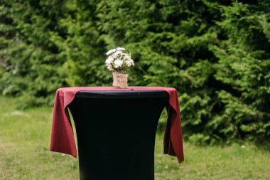 Güzel çiçek kompozisyon açık havada.