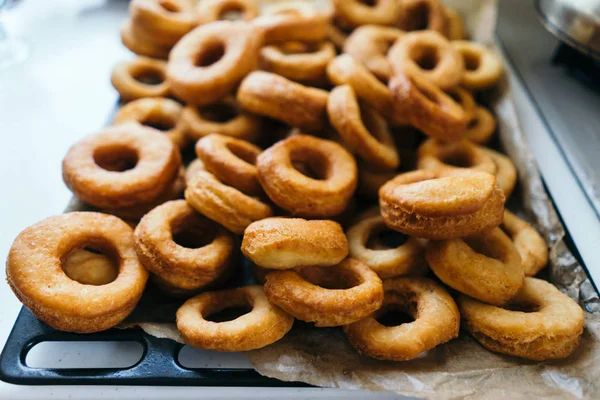 Gebakken donuts op een bakplaat. — Stockfoto