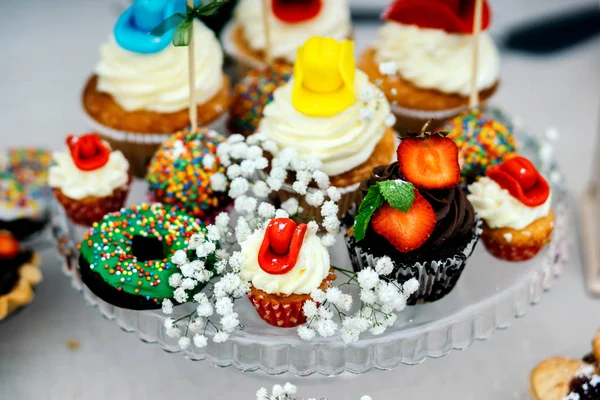 Candy bar cupcakes decorados en estilo vaquero. Colocado en un plato de vidrio . — Foto de Stock