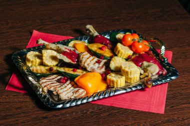 Noel kızarmış ördek bir tepsi-2 servis.