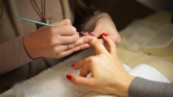 Vrouwelijke handen manicure sluiten van weergave. — Stockvideo