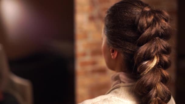 Tejer las niñas trenza en peluquería — Vídeo de stock