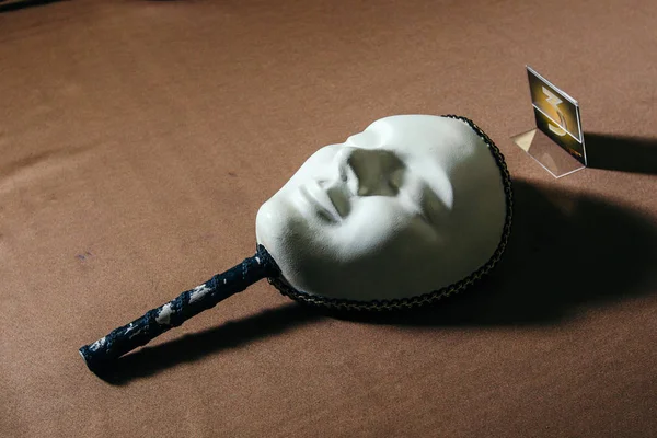 Mafya masada oynamak için beyaz maske.