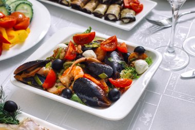 Deniz sürüngenler domates salatası