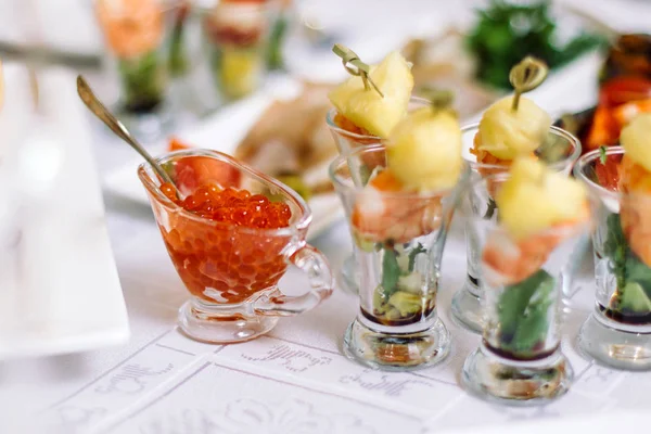 Caviar vermelho em uma placa decorativa na mesa de Natal . — Fotografia de Stock