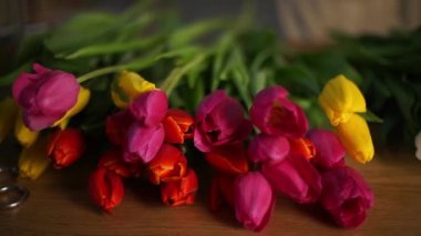 Kırmızı, sarı ve beyaz laleler masanın üstüne yalan..