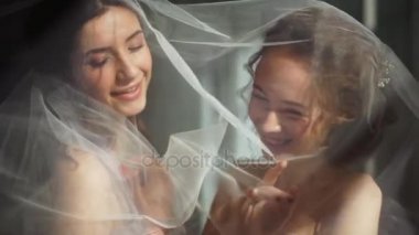 İki gelin duvak bir güzel yan ışık ile oynamak.