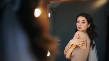 Resimdeki gelinin çok güzel üzgün model kendisi Aynaya bakar.