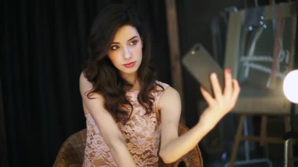 Model v podobě nevety dělá selfie na telefonu. — Stock video
