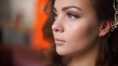 Makyöz gelinin gözlerini kıza yapar..