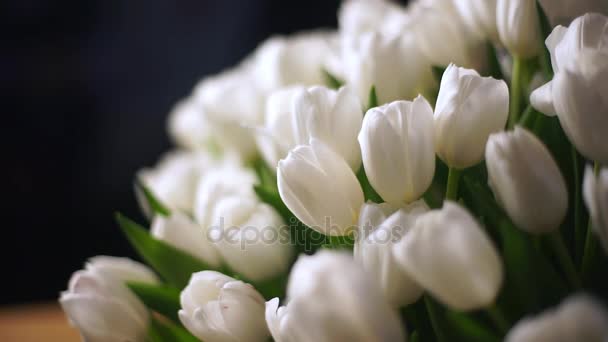 Tulipanes blancos en una cesta . — Vídeo de stock