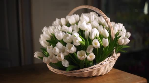 Des tulipes blanches dans un panier. En arrière-plan, plan moyen-2 — Video