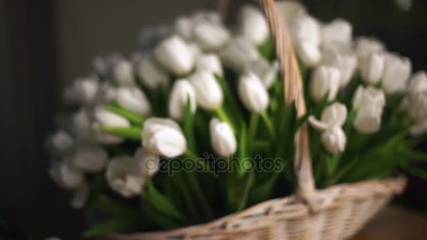 Weiße Tulpen in einem Korb. Korb erscheint aus der Schwerpunktlosigkeit. — Stockvideo