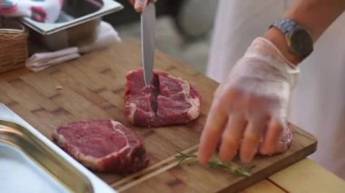 Aşçı biftek biberiye ile yapar.