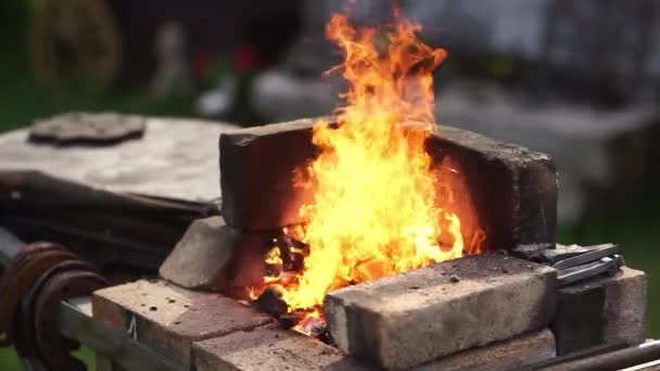 Schmiedefeuer mit heißem Metall. Erwärmung des Metalls im Ofen. — Stockvideo