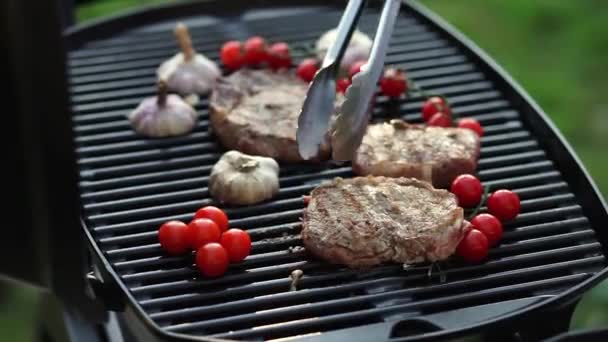 Otočte steak na grilu. — Stock video