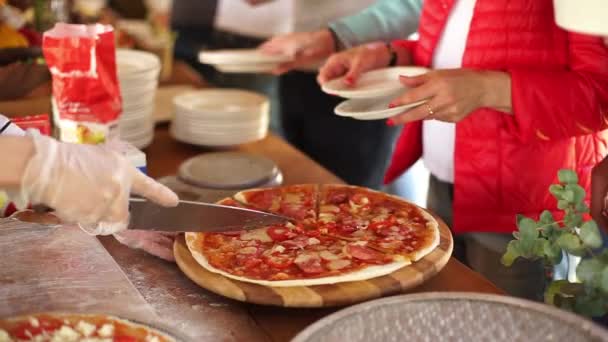 Cocinar corta pizza con salsa de tomate . — Vídeos de Stock