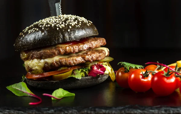 Siyah Çift Kişilik hamburger jalapeno biber ile sığır eti yapılır.