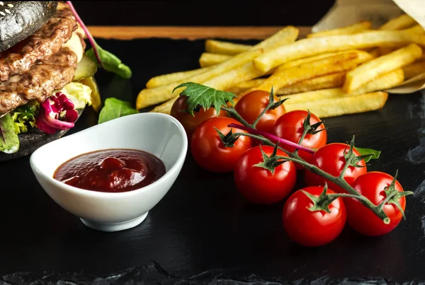 Siyah Çift Kişilik hamburger jalapeno biber, peynir ve sebze ile sığır eti yapılır.