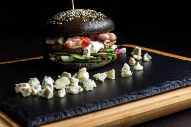 Siyah hamburger dor-blu ile sığır eti yapılır.