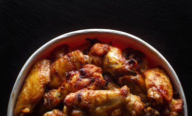 Bir kova tavuk budu.