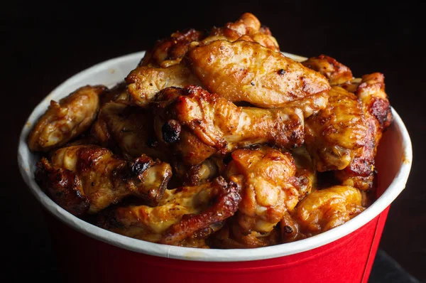 Bir kova tavuk budu.