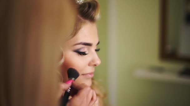 Mulher bonita rosto pós, e aplicar blush para as maçãs do rosto — Vídeo de Stock