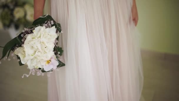 Bouquet nelle mani della sposa — Video Stock