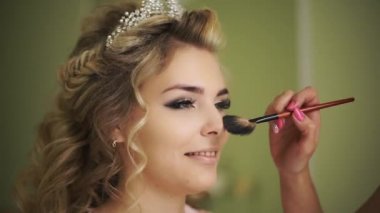 Ağırlıksız burun puffs. Kadın ile sağlıklı genç yüz cilt için profesyonel makyaj.