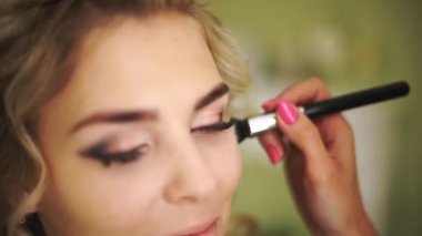 Yanakları gelin. Profesyonel makyaj kadın sağlıklı genç yüz cilt ile için. Kadın ile sağlıklı genç yüz cilt için profesyonel makyaj