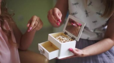 Gelin Makyaj sanatçısı ile güzel süsler tabut seçer. Kadın ile sağlıklı genç yüz cilt için profesyonel makyaj.