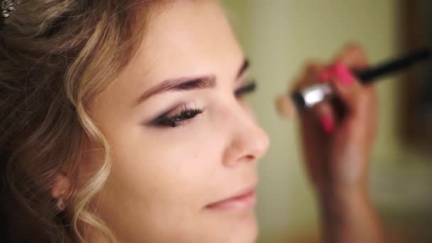 Épouse ses joues. Maquillage professionnel pour femme avec une peau saine jeune visage . — Video