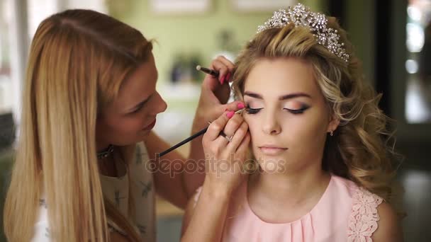 Vizážista maluje tváře nevěsty, v krásném salonu. Profesionální make-up pro ženy s zdravých mladých tváří kůže-2 — Stock video