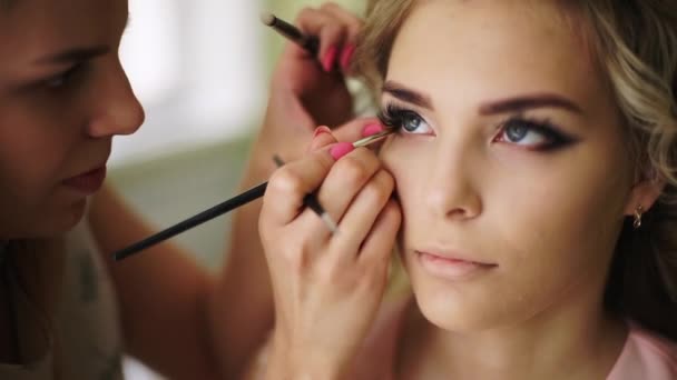 Beztíže je malované štětcem řas. Profesionální make-up pro ženy s kůží zdravou mladou tvář. — Stock video