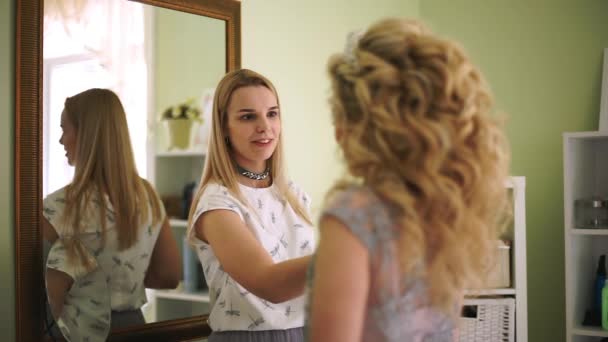 Make-up artist patrzy na młodej i cieszy się prac. — Wideo stockowe