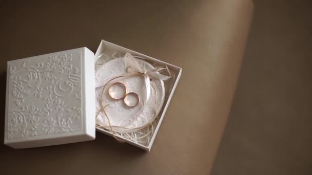 Dva snubní prsteny v roztomilé malé bílé krabičce. — Stock video