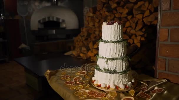 Schöne Hochzeitstorte mit Rosmarin-2 dekoriert — Stockvideo