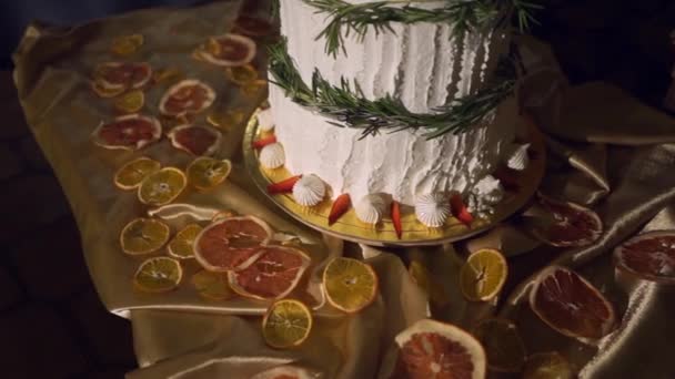 Красивий весільний торт, прикрашений розмарином-1 — стокове відео
