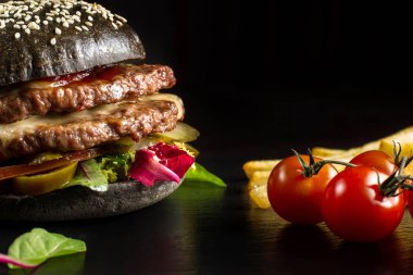 Siyah Çift Kişilik hamburger jalapeno biber-2 ile sığır eti yapılır