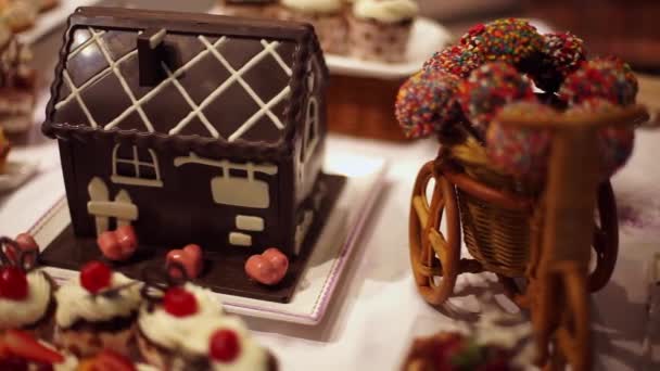 Processo di cottura di Natale, decorazione di Natale, pasticceria. casa di pan di zenzero sul tavolo . — Video Stock